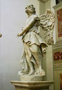 il restauro di un angelo settecentesco sull'altare della chiesa parrocchiale di Dosson di Casier