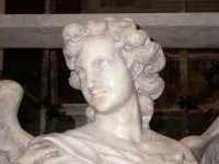 Una settecentesca statua d'angelo posta sull'altar maggiore della chiesa di Dosson di Casier (TV), oggetto di pulizia e restauro
