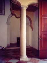 il restauro di una colonna in pietra d'Istria all'interno della chiesa parrocchiale di Dosson di Casier