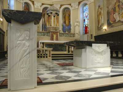intervento di ri-sistemazione di un presbiterio (chiesa parrocchiale di Salgareda) con montaggio di altare e ambone