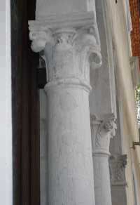 colonna e capitello in Pietra d'Istria dopo l'intervento di restauro