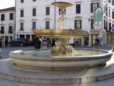la fontana di piazza San Leonardo, di fronte a C Spineda, sede della Fondazione CassaMarca