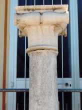 un capitello in pietra d'Istria prima dell'intervento di pulitura e restauro