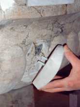 esempio di tassellatura - l'elemento lapideo ed il tassello durante il restauro